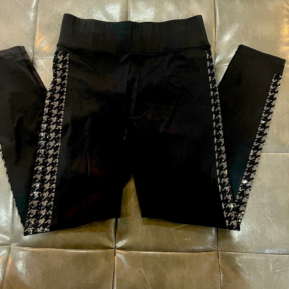 NOLI - Black leggings with silver and black houndstooth pattern .